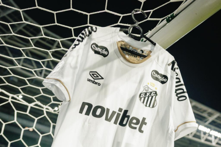 Camisa do Santos no Nubank Parque, palco da partida contra o Palmeiras pela Copa do Brasil