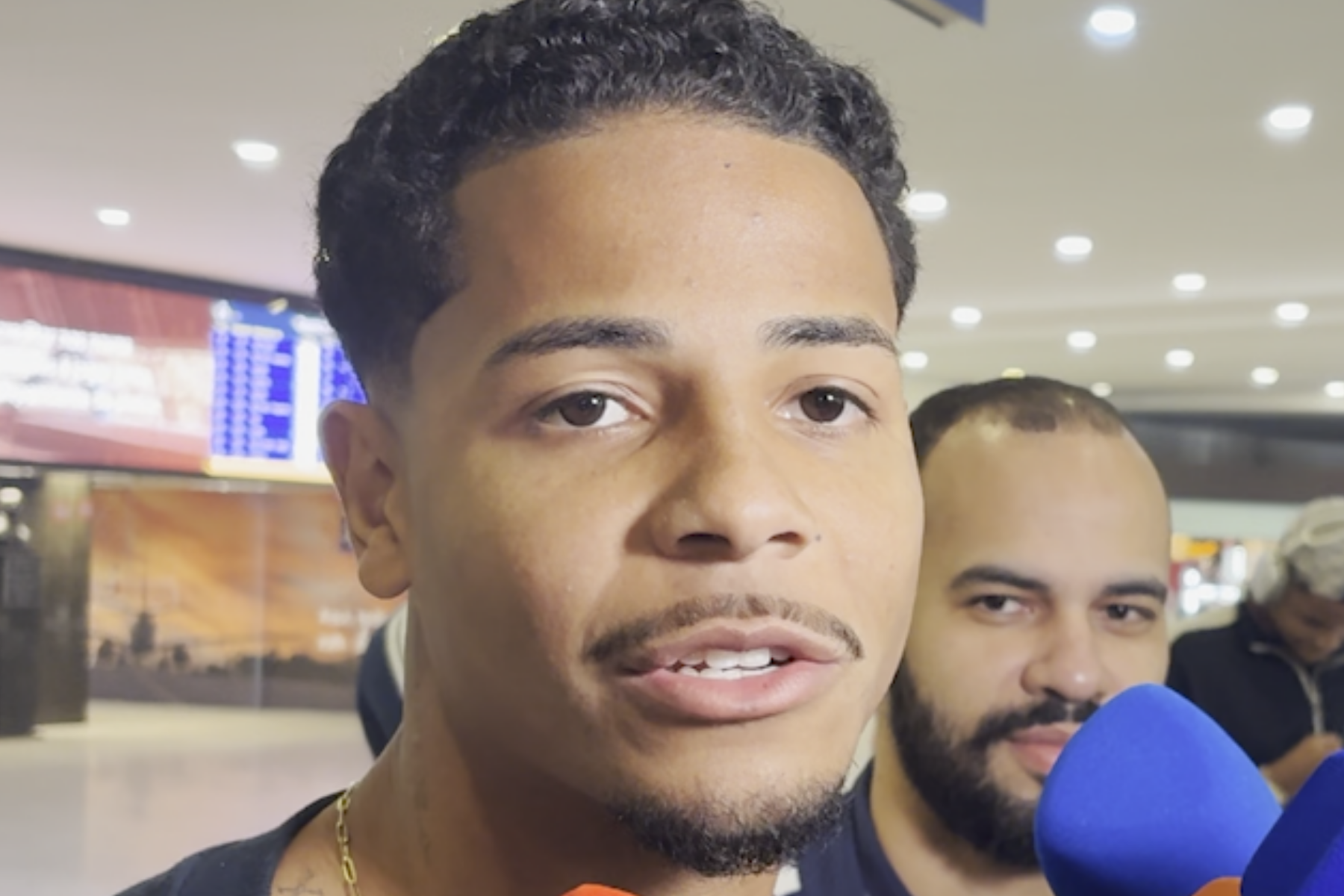 Wesley desembarca em BH para assinar contrato e reforçar ataque do Cruzeiro