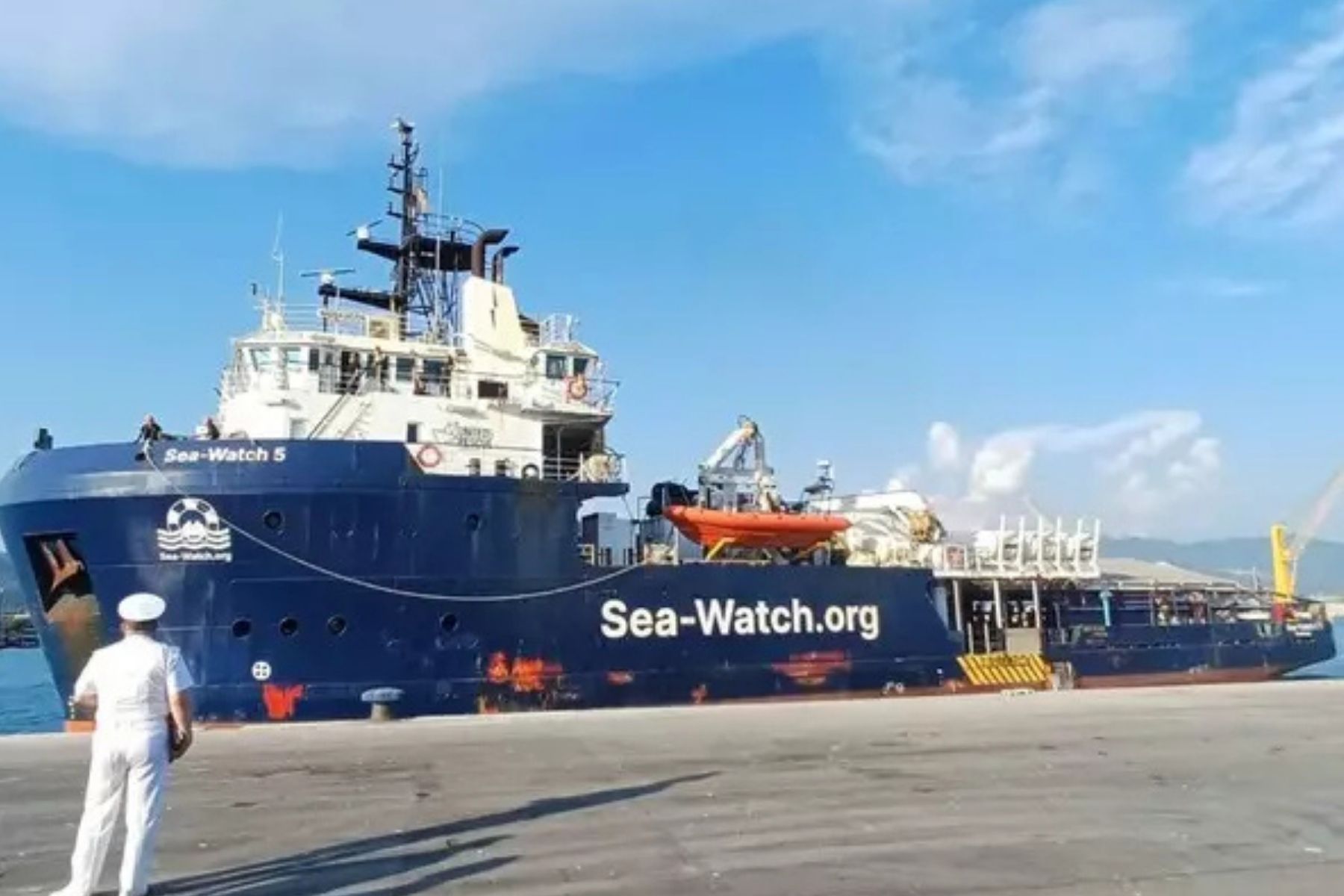 Itália impõe multa e bloqueia navio de ONG alemã após resgate no Mediterrâneo