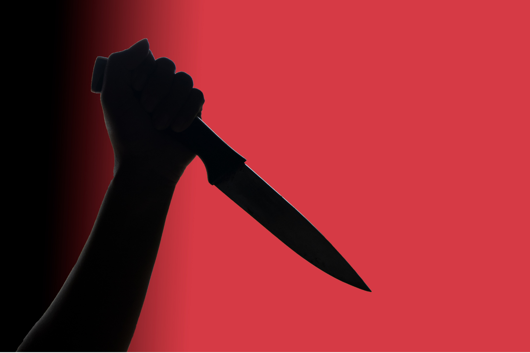 Homem invade restaurante onde ex-companheira trabalha e tenta matá-la a facadas em SC