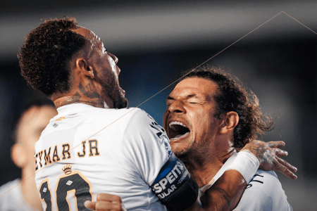 Neymar e Willian Arão comemoram gol pelo Santos na Vila Belmiro