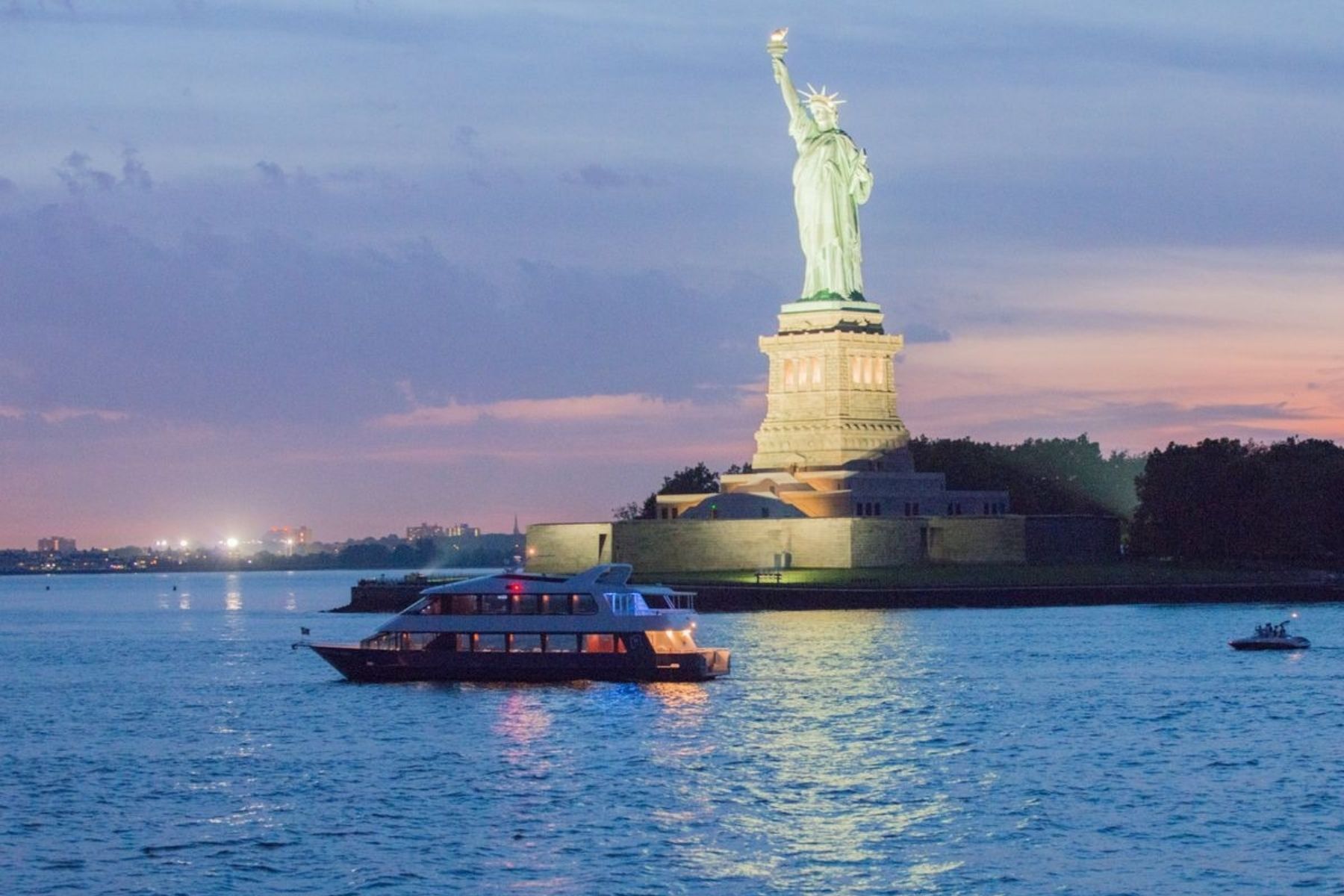 Mãe e bebê morrem em naufrágio de lancha perto da Estátua da Liberdade, em Nova York