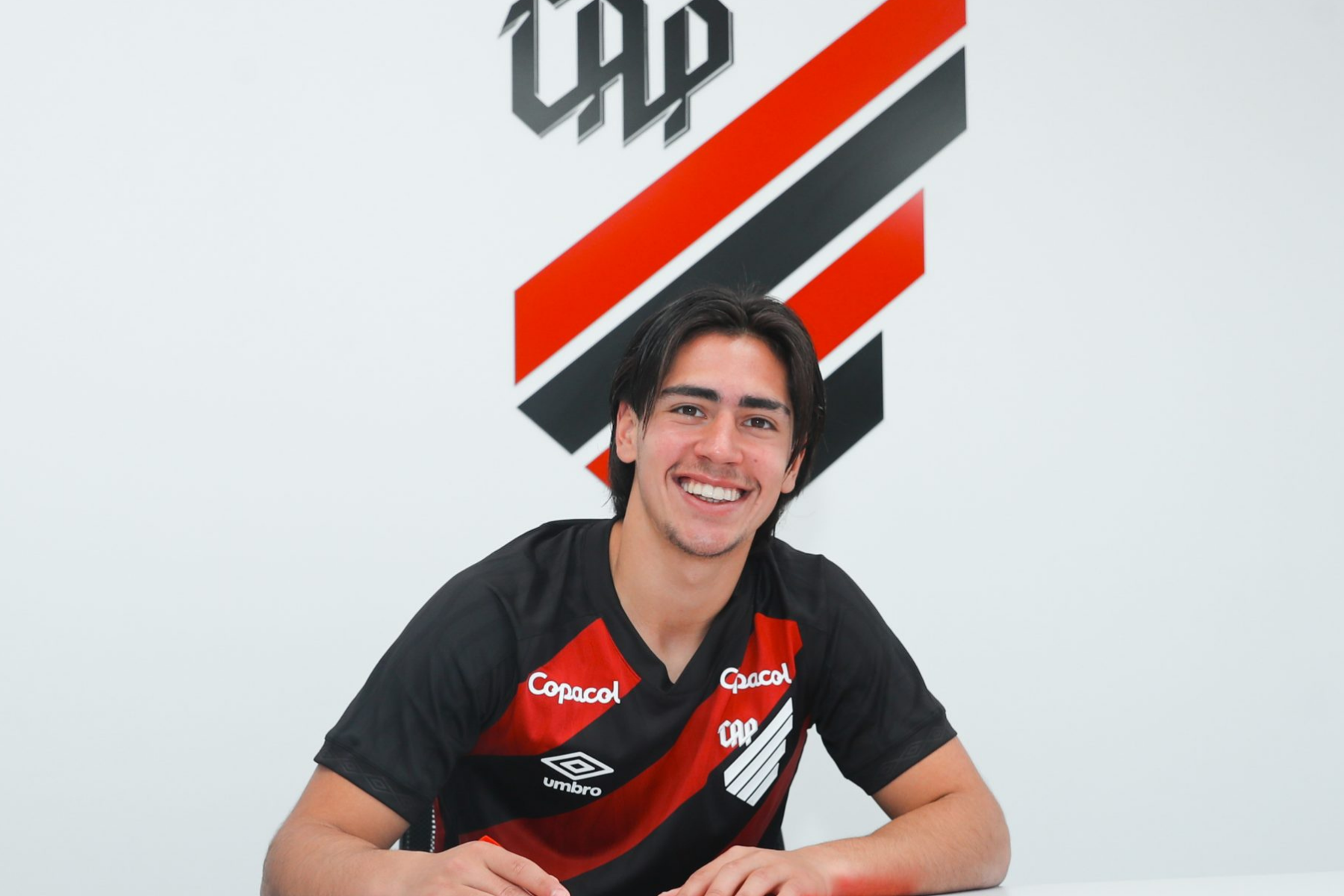 Athletico-PR contrata joia convocada à Seleção Uruguaia antes da Copa do Mundo
