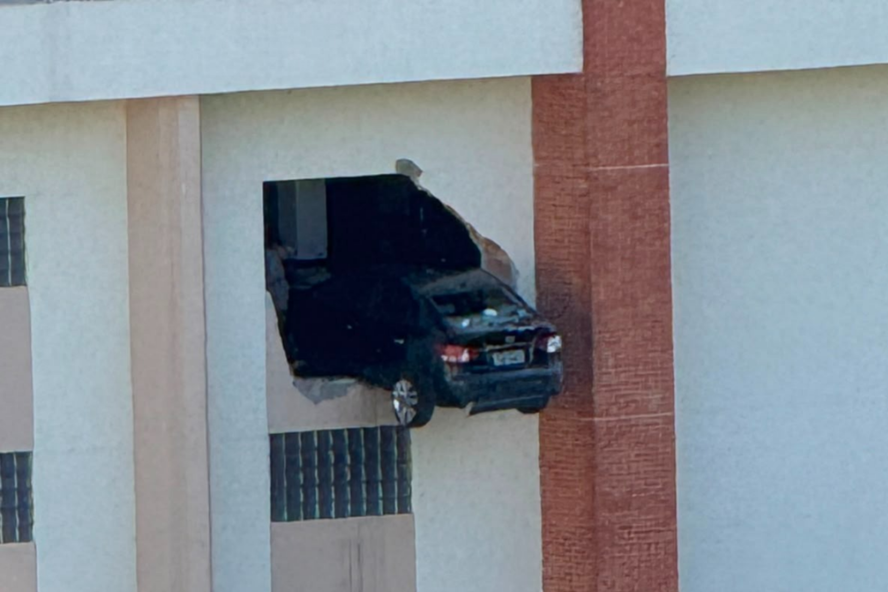 Carro fica dependurado em estacionamento de prédio na Grande BH; veja imagens