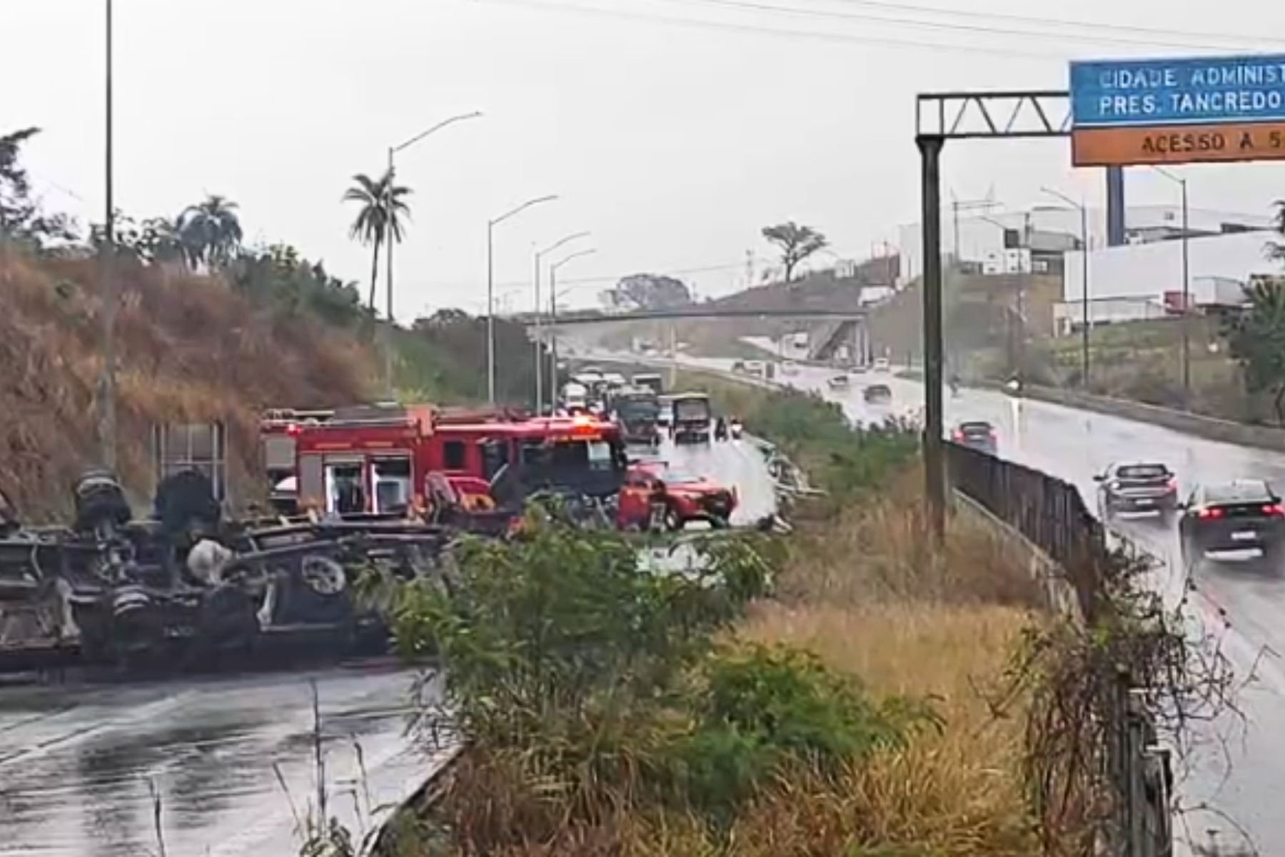 MG-010 bloqueada na Grande BH: militares aguardam empresa remover combustível de caminhão