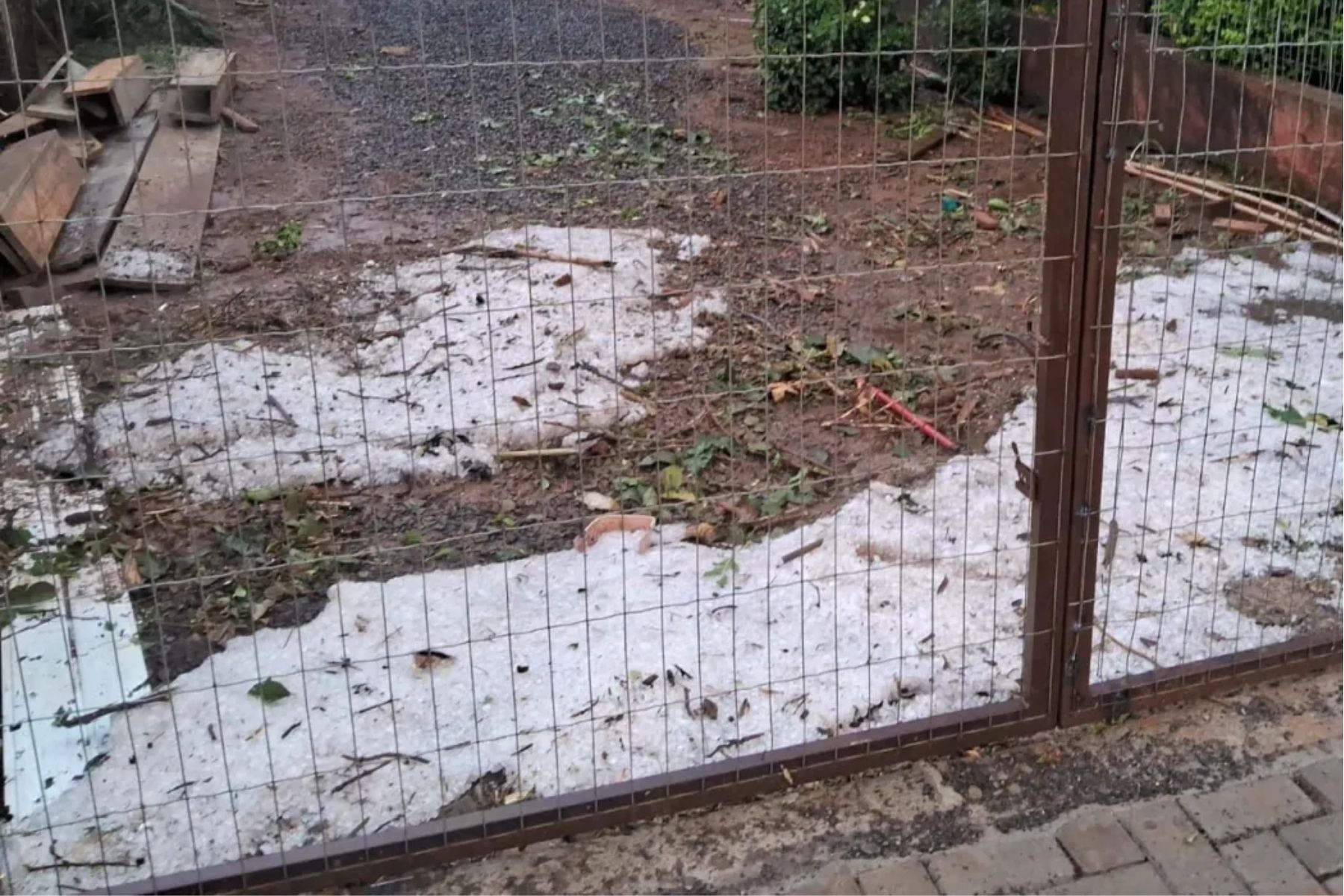 Temporais com granizo deixam milhares de casas danificadas no Sul; vídeo