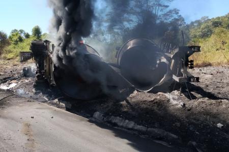Grave acidente entre carretas mata motorista e interdita a BR-116 em Teófilo Otoni