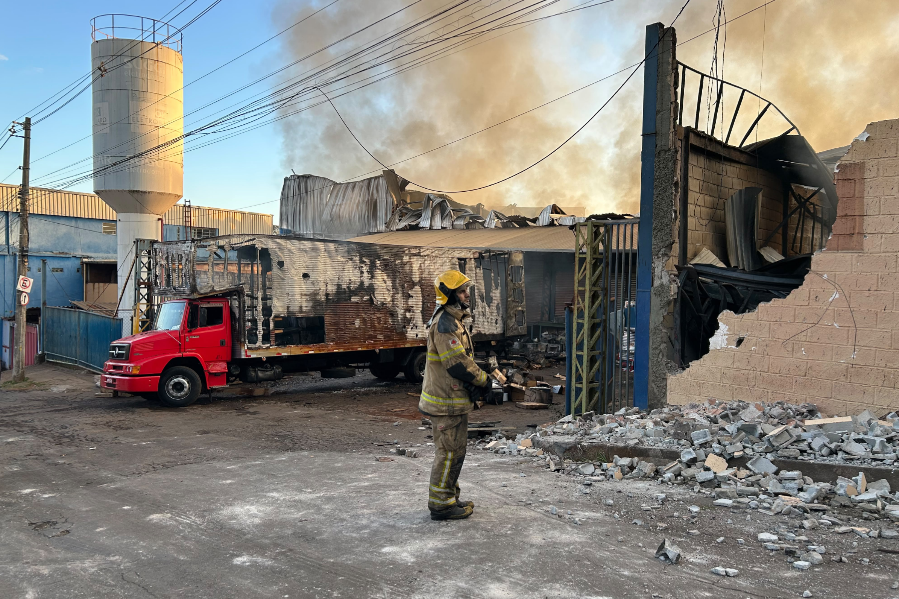 Bombeiro classifica incêndio na fábrica da Suggar, em BH, como 'ocorrência complexa'