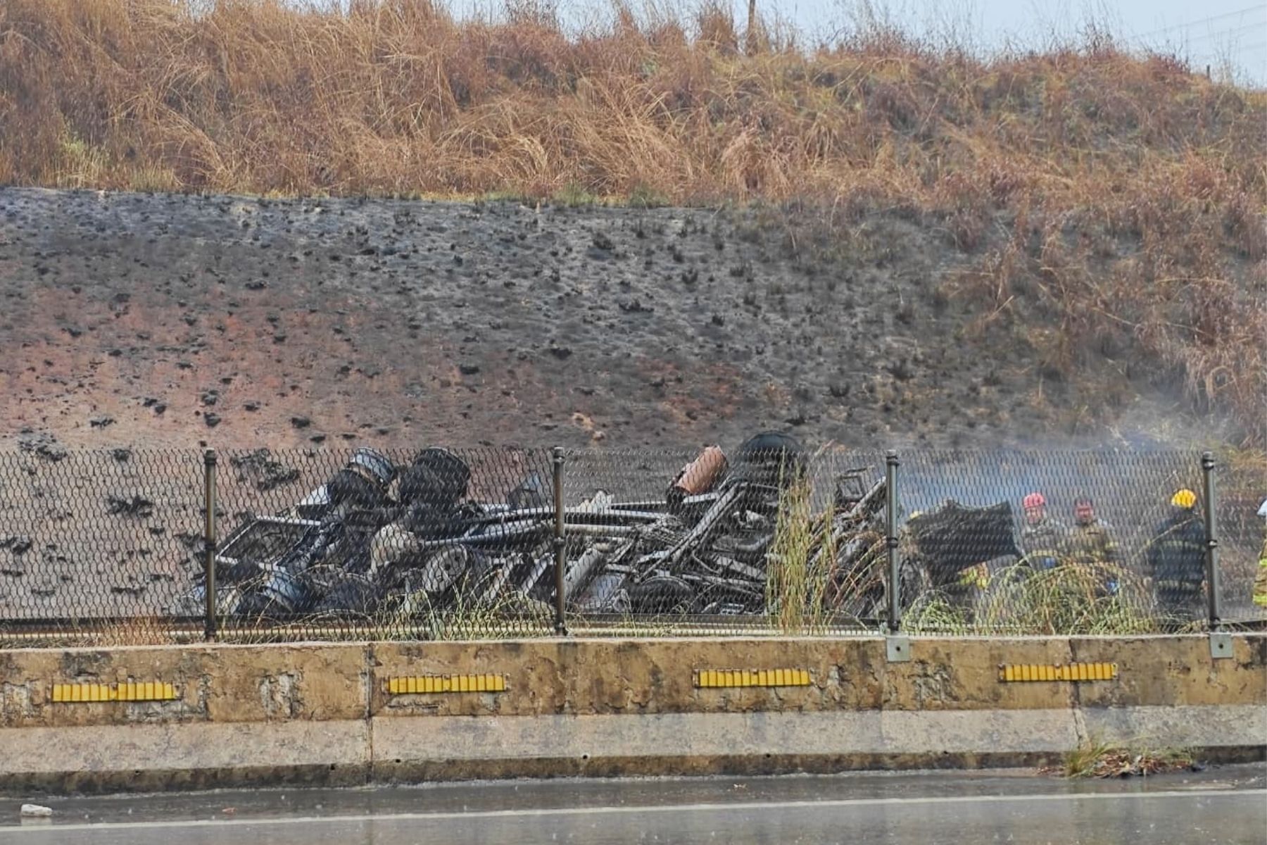 MG-010 bloqueada na Grande BH: militares aguardam empresa remover combustível de caminhão