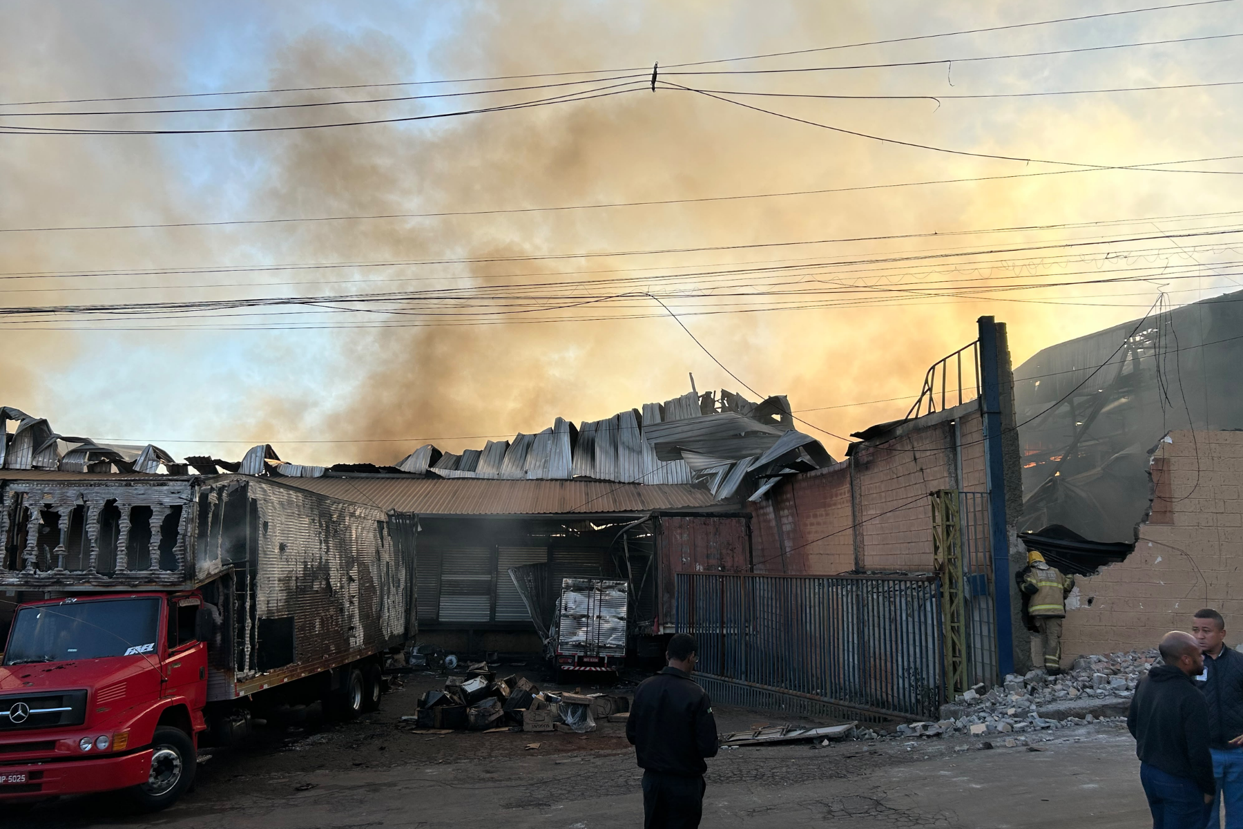 Fábrica da Suggar que pegou fogo em BH estava em irregular, segundo o Corpo de Bombeiros