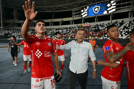 Horacio Melgarejo, técnico do Cienciano, comemora classificação na Copa Sul-Americana sobre o Botafogo
