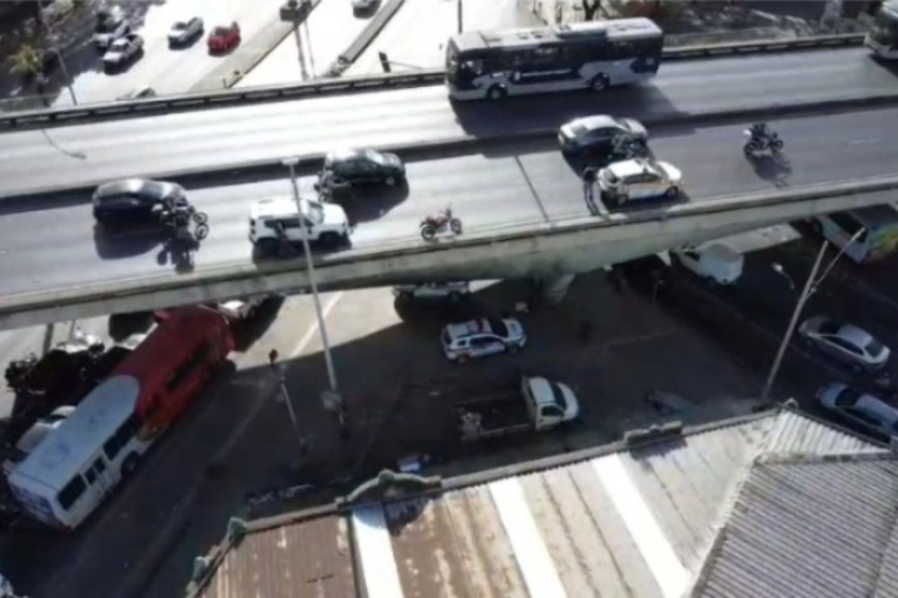 Motociclista é atingido por carro, cai de viaduto em BH e morre