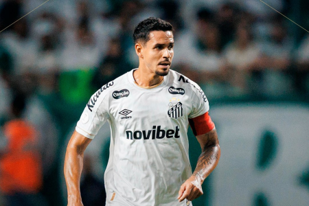 Lucas Veríssimo em ação pelo Santos contra o Palmeiras no Nubank Parque, em São Paulo