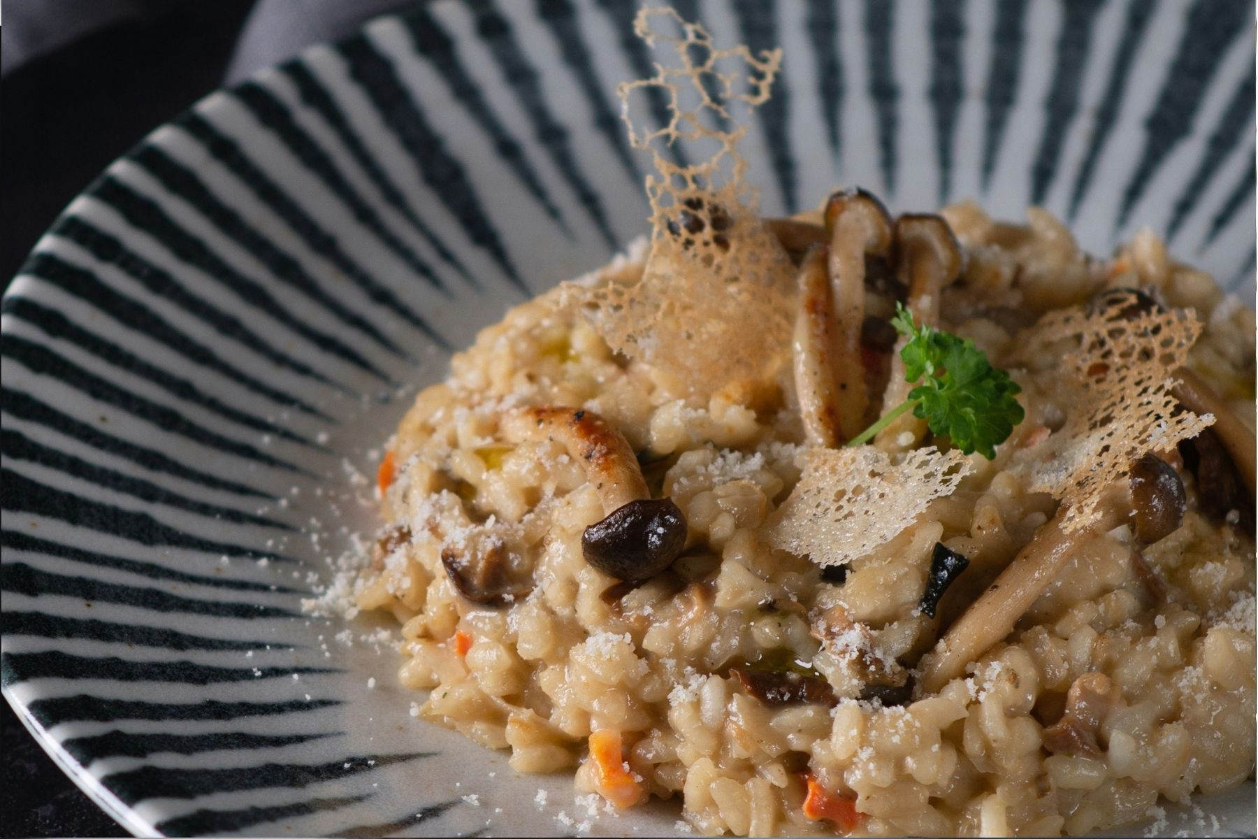 Arroz à piamontese: receita que parece risoto, fica supercremosa e transforma qualquer almoço
