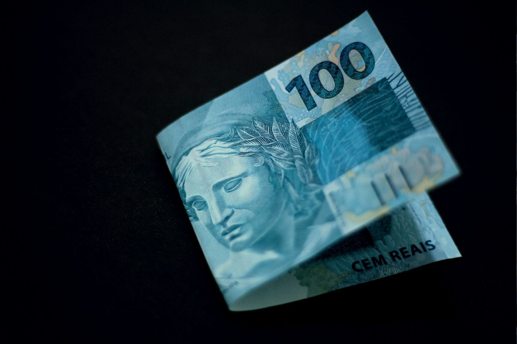 Se o dinheiro está caro, por que continuar pagando tudo com ele?