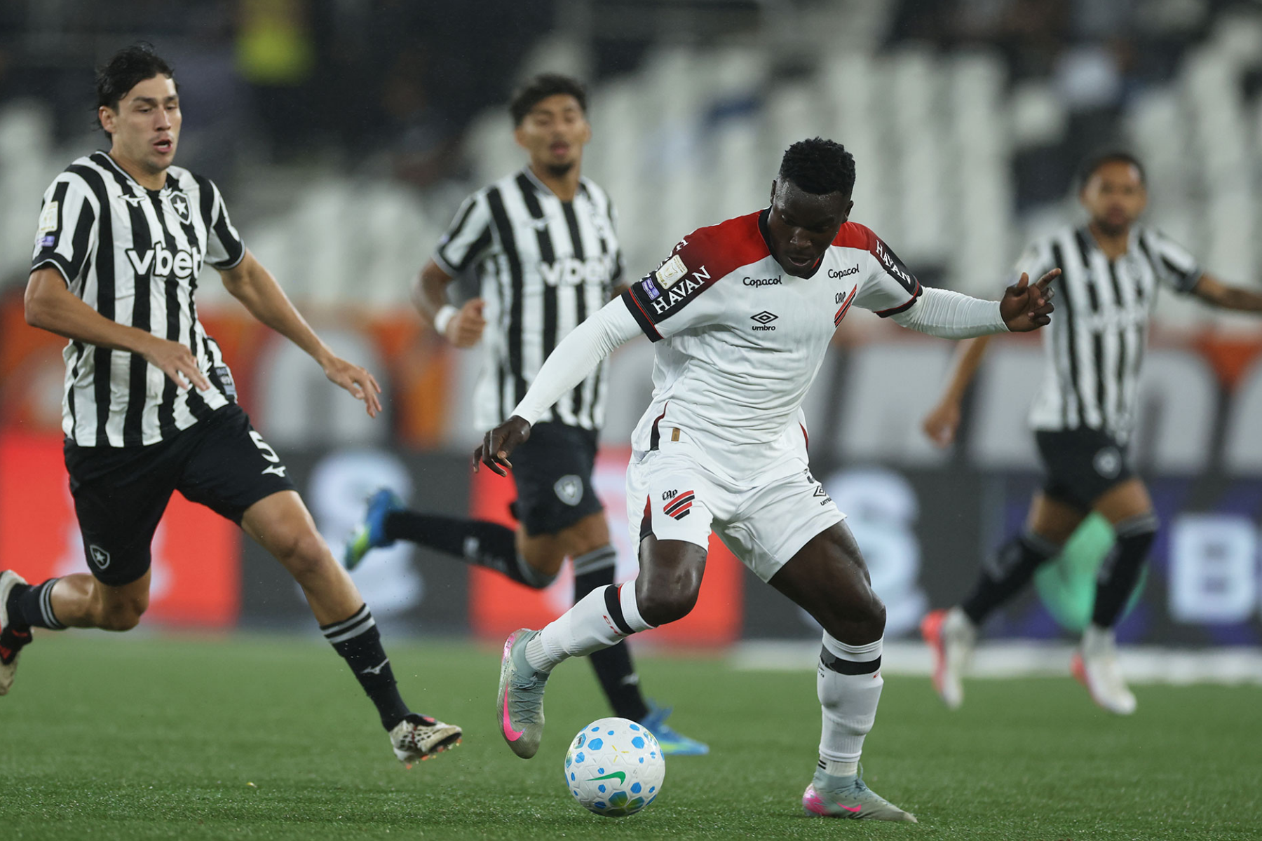 Athletico-PR aproveita falhas e vence Botafogo fora de casa pelo Brasileirão