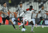 Athletico-PR aproveita falhas e vence Botafogo fora de casa pelo Brasileirão