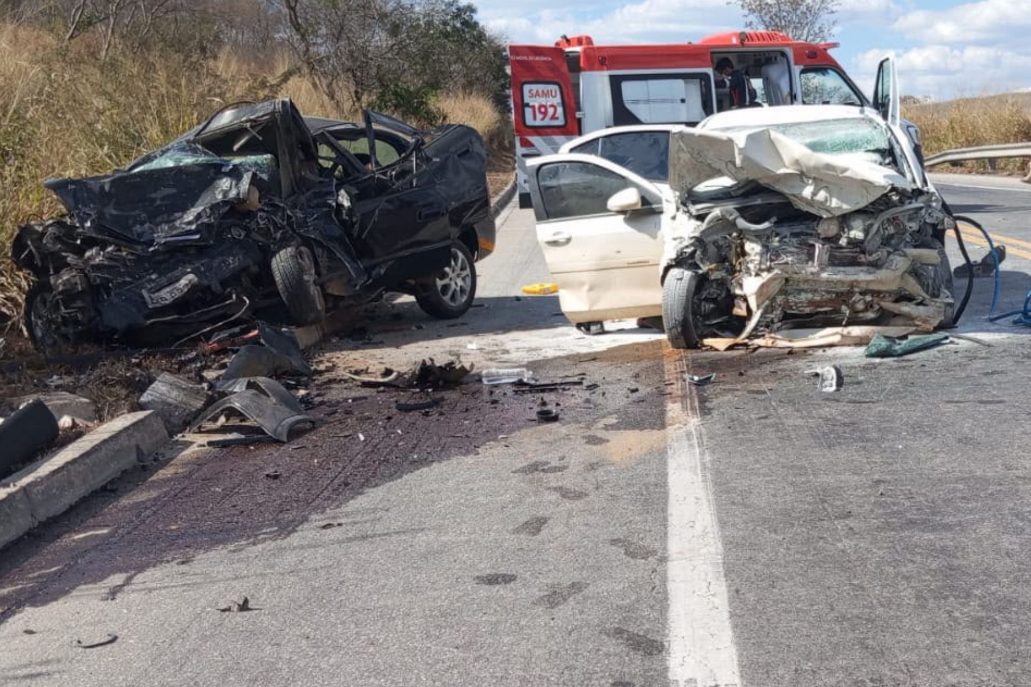 Grave acidente entre dois carros deixa cinco mortos e três feridos na BR-251, em Salinas