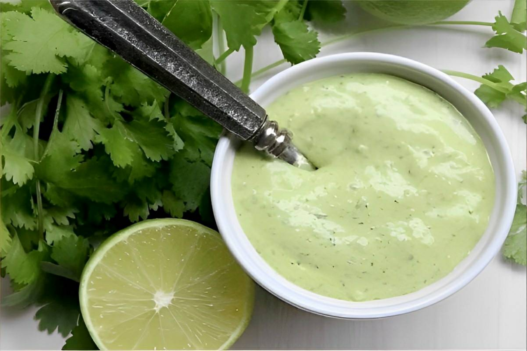 Molho verde caseiro fica cremoso com técnica simples de adicionar óleo aos poucos