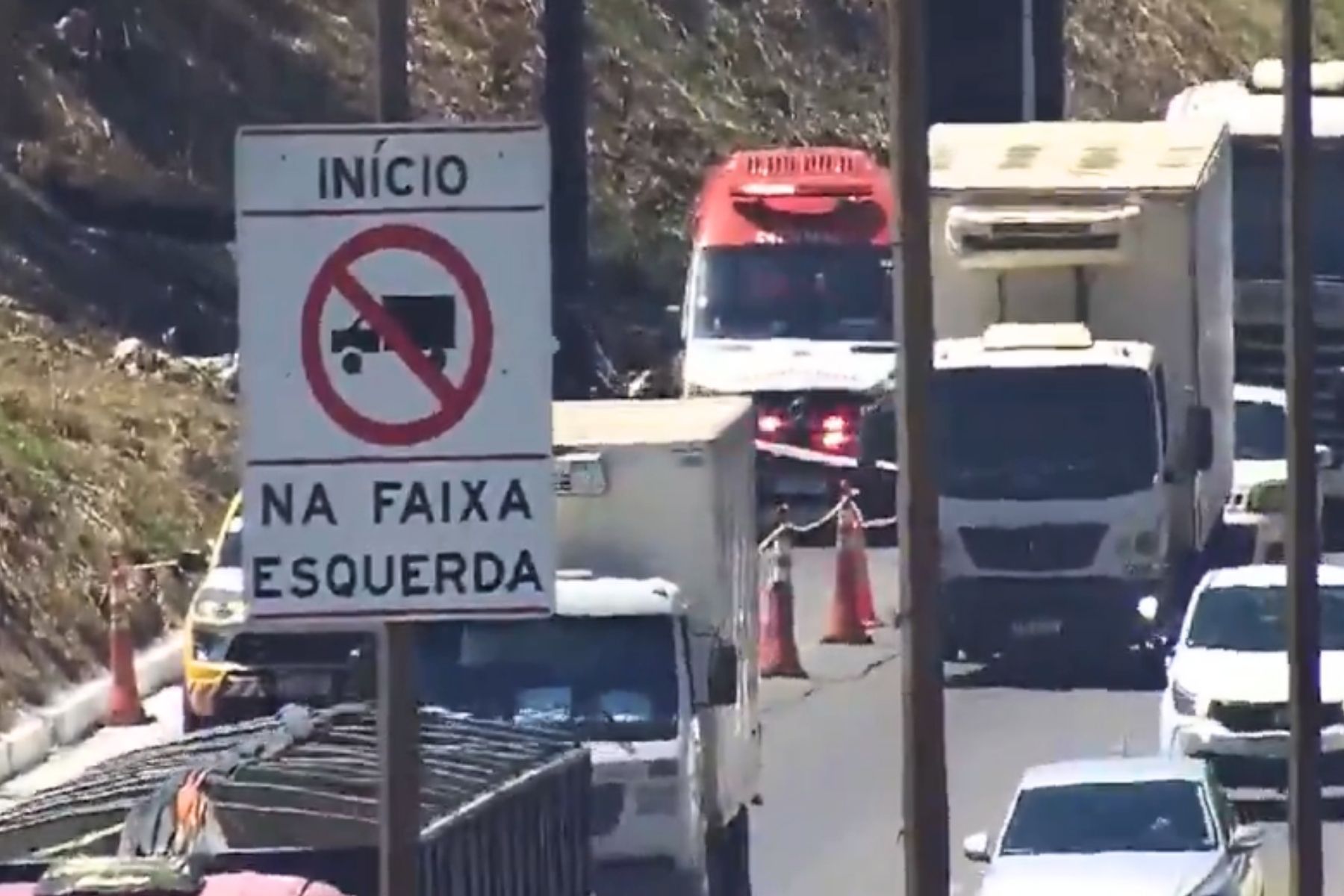 Motociclista morre em acidente com carreta no Anel Rodoviário, em BH