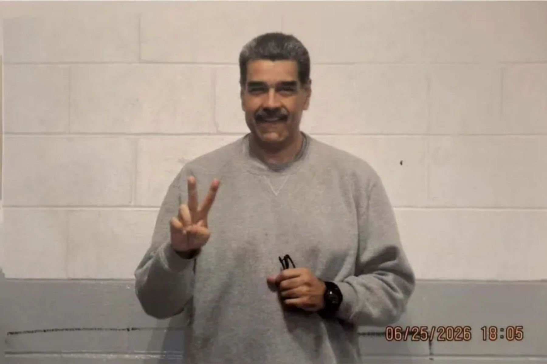 Maduro surge em fotos na prisão em meio a acordo de petróleo dos EUA