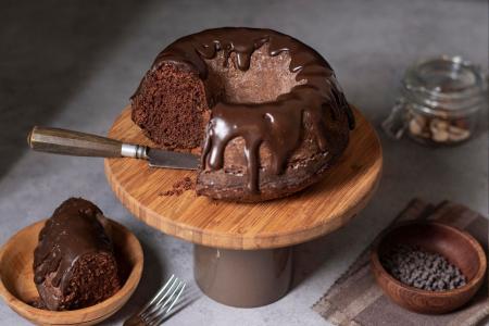 Bolo de chocolate 1234: receita de massa fofinha, econômica e tão fácil que se aprende de cor