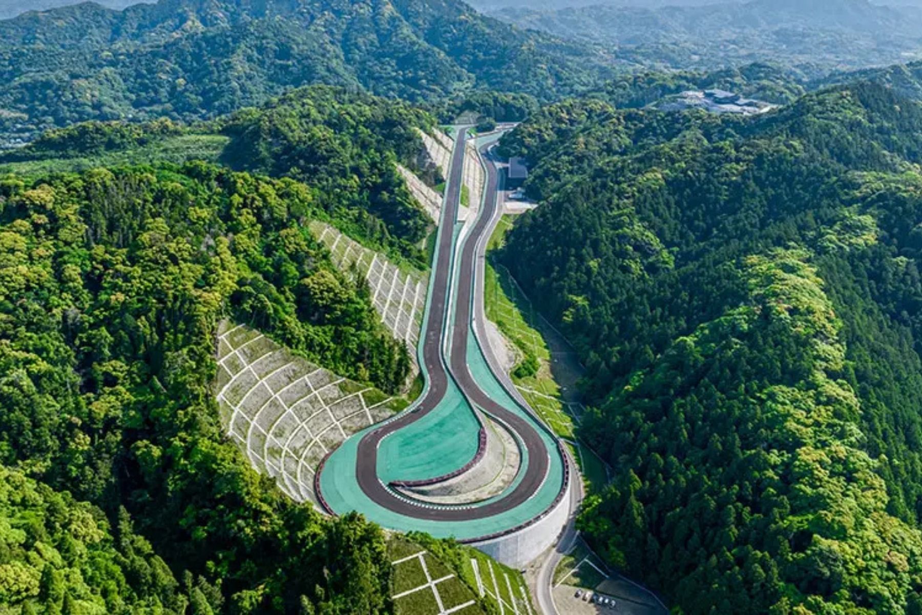 Multimilionário constrói circuito de corrida particular no Japão
