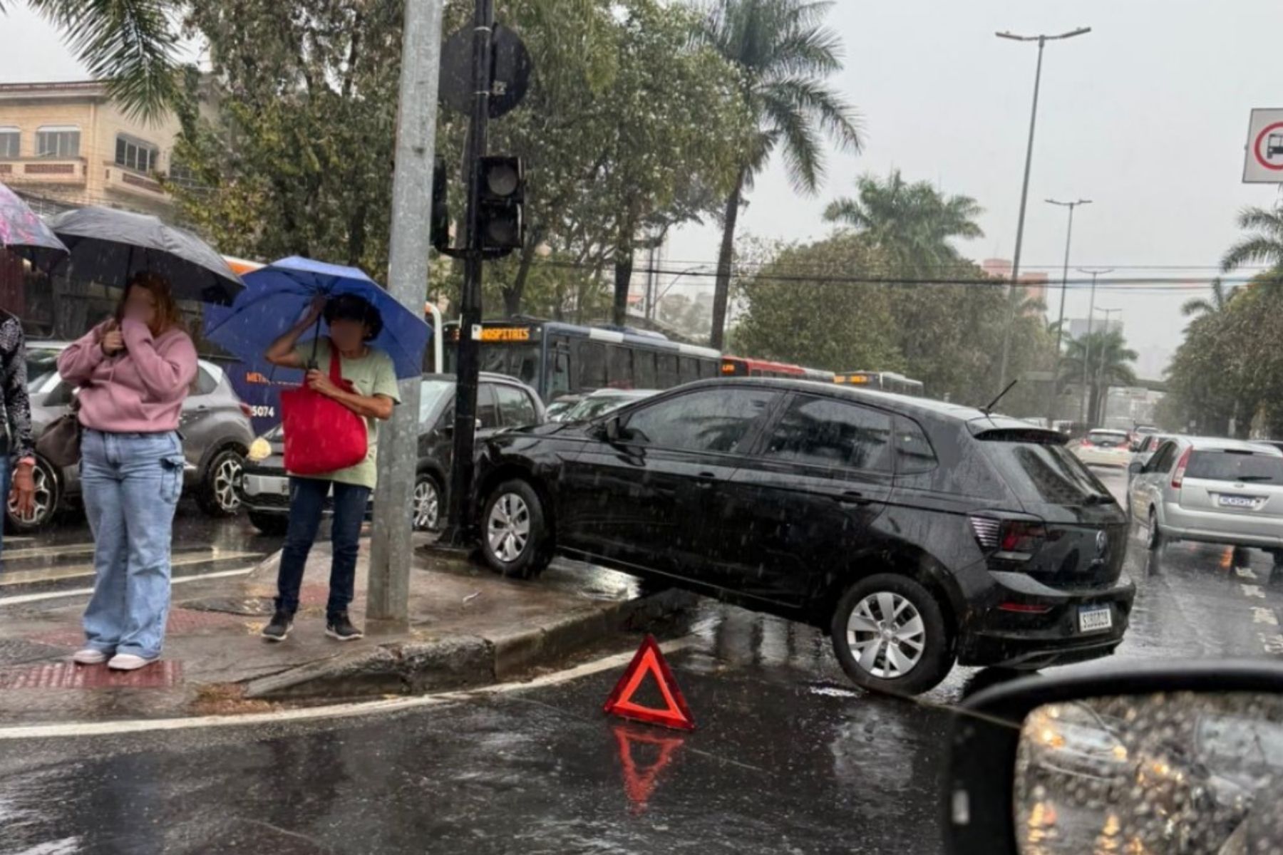 Falhas em semáforos e acidentes complicam o trânsito em manhã de chuva em BH nesta quinta (27)