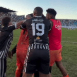 Time de Felipe Melo é campeão e volta à elite do futebol no Rio de Janeiro
