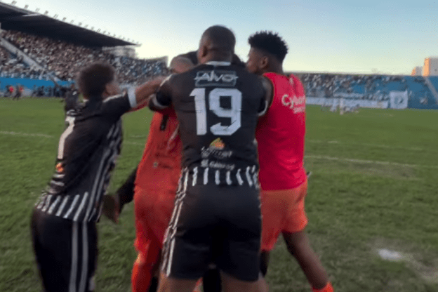 Time de Felipe Melo é campeão e volta à elite do futebol no Rio de Janeiro