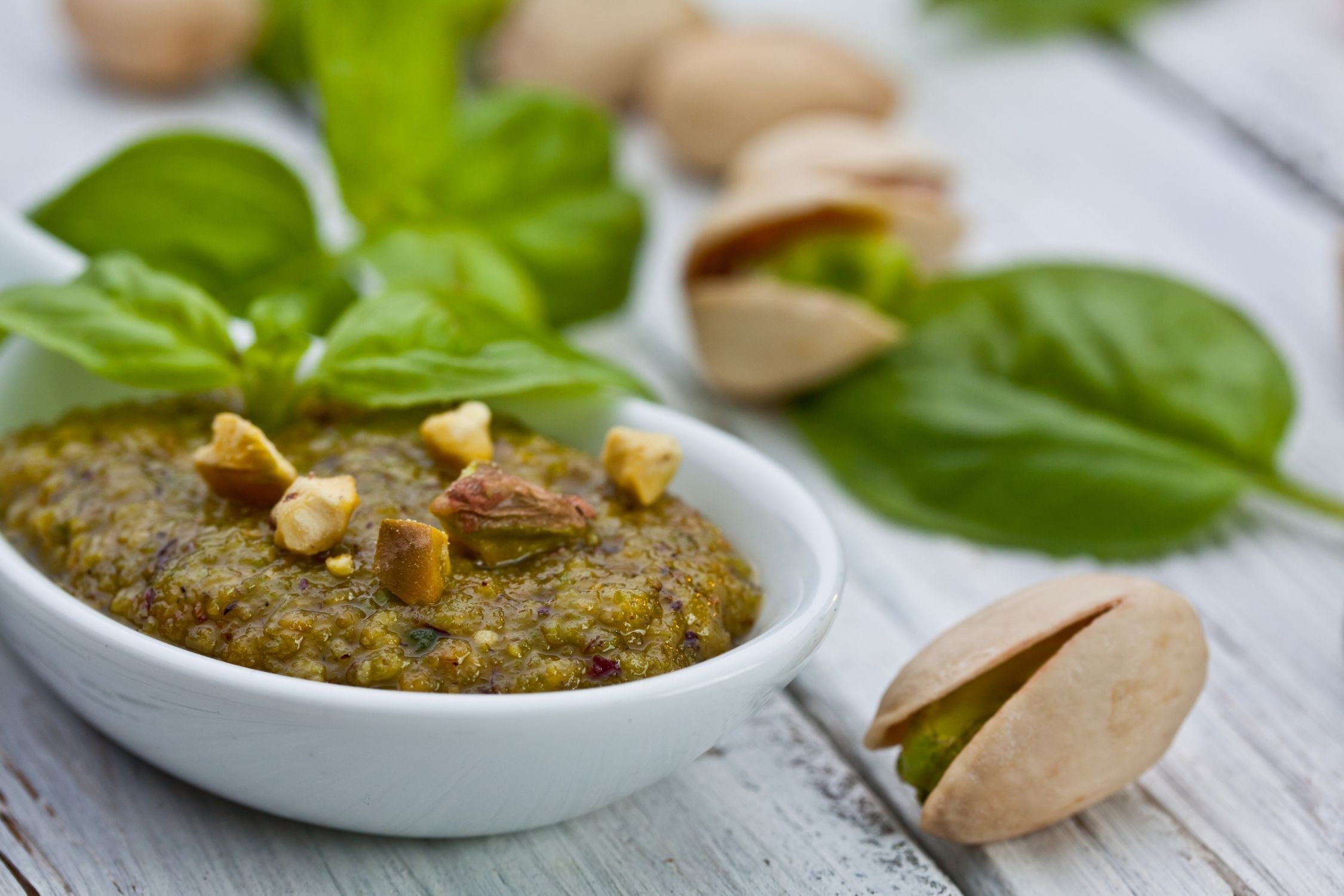 Salada com pesto de pistache e tofu economiza tempo na cozinha segundo chef