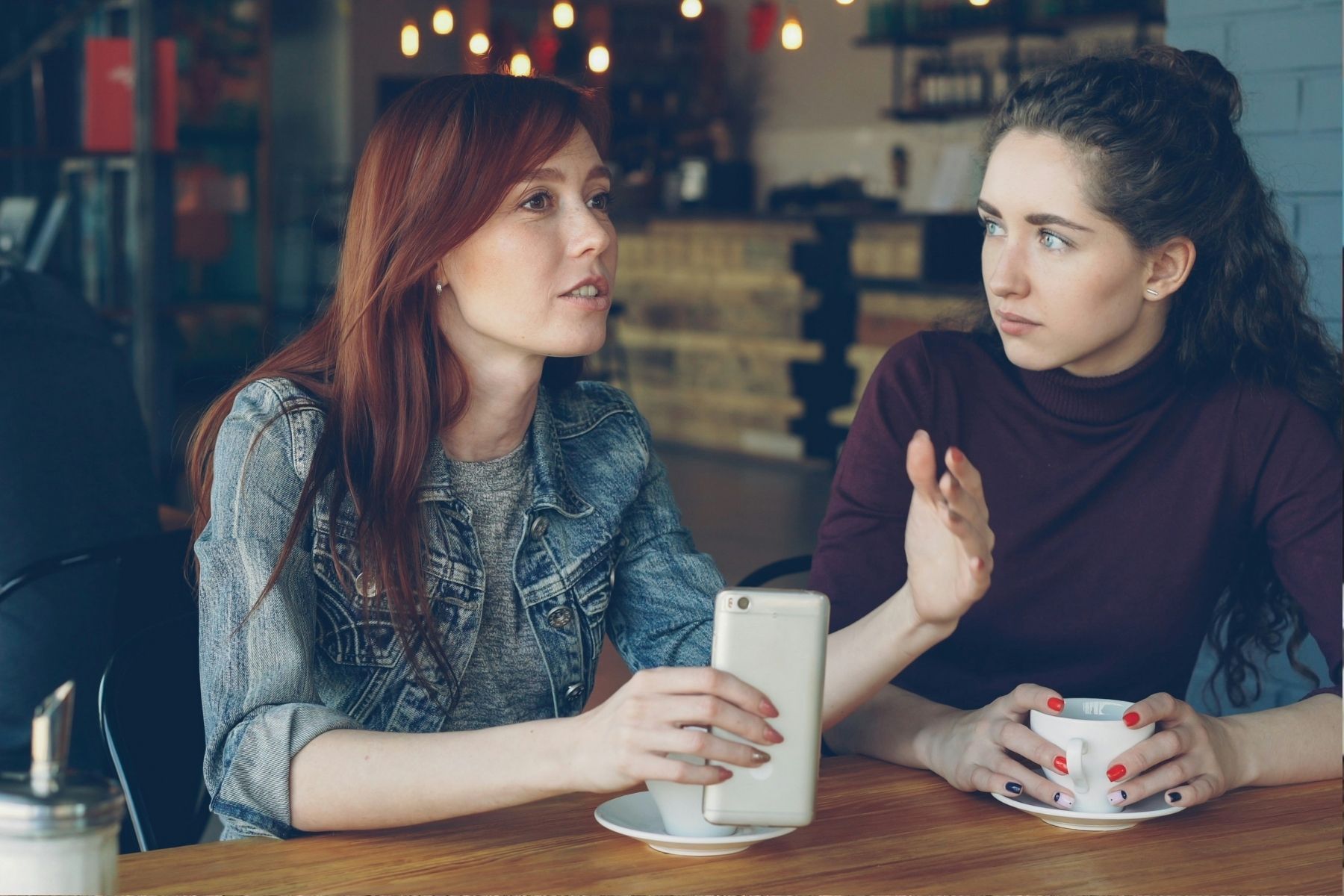 A psicologia indica que desviar o olhar durante uma conversa não é falta de educação