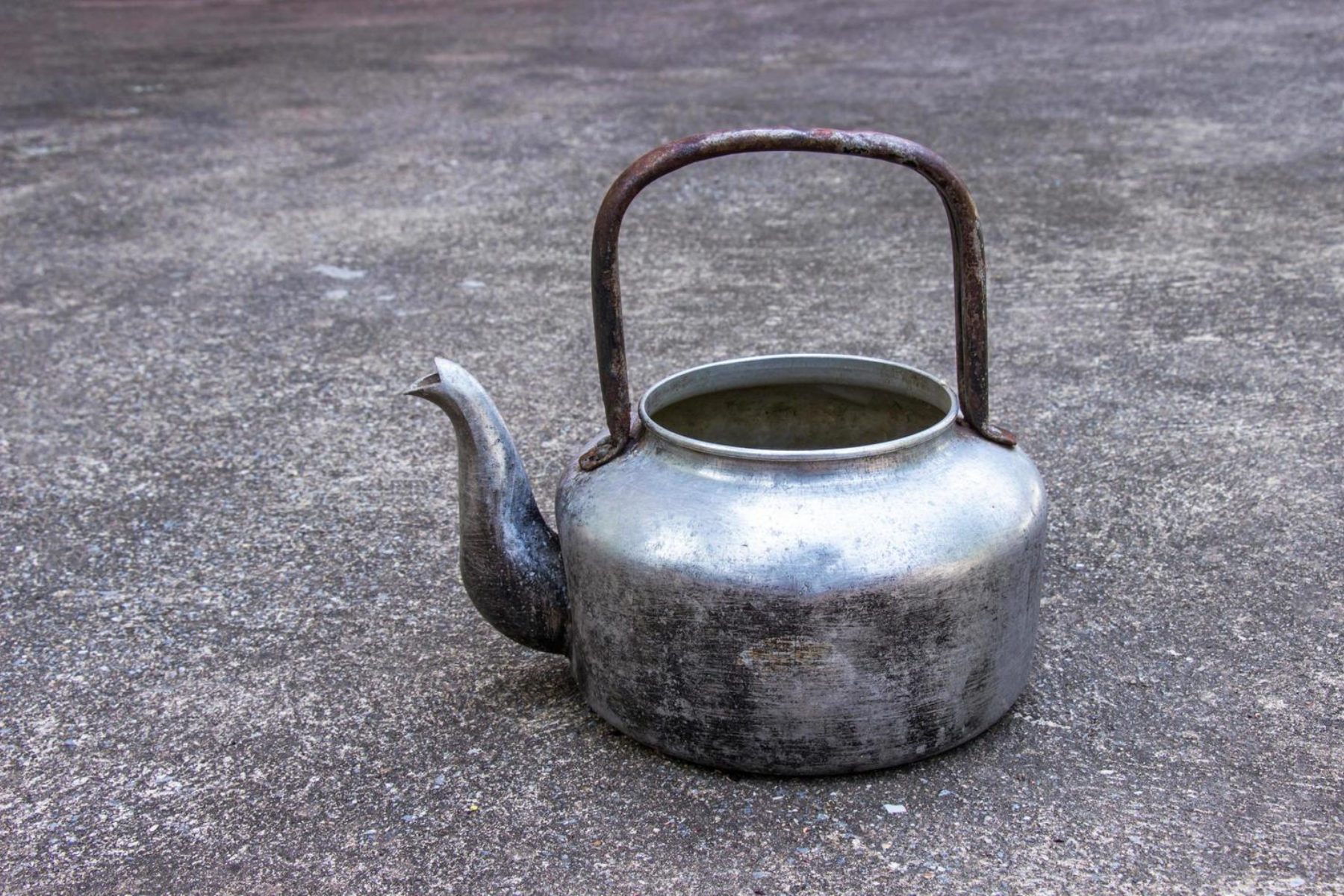 Se você tem uma chaleira velha ou sem uso, você tem um tesouro em casa