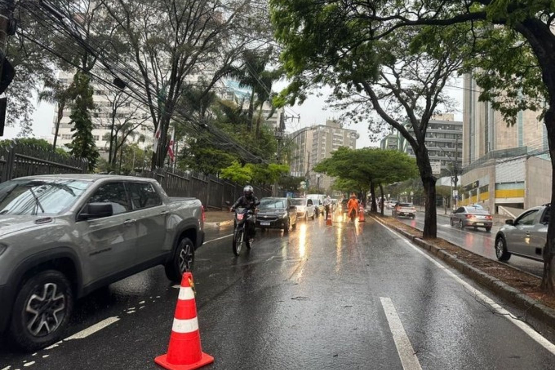 Chuva e semáforos em pane: veja onde o trânsito travou em BH