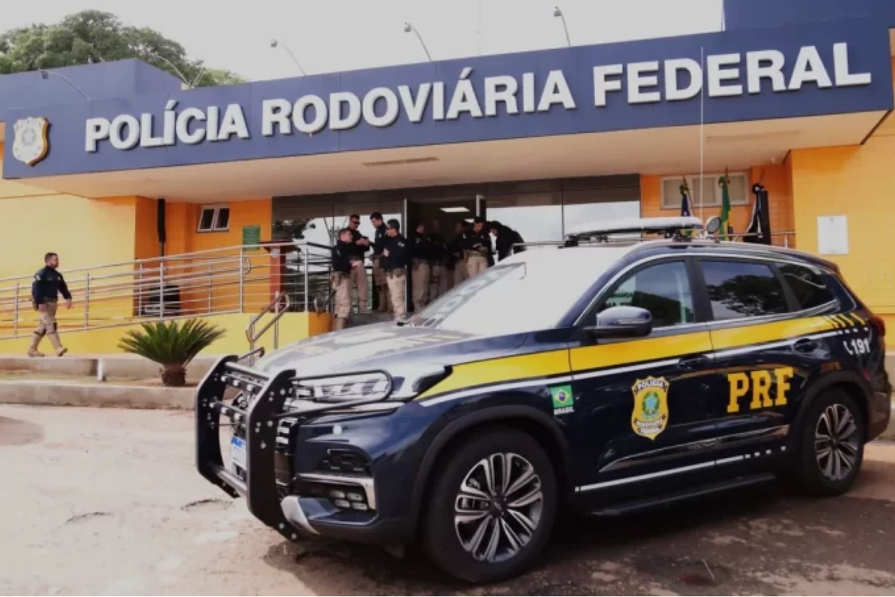 Homem com sinais de embriaguez rouba viatura da PRF e acaba preso no Ceará