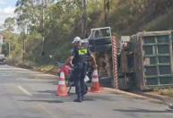 Caminhão tomba e derrama óleo no Anel Rodoviário, em BH