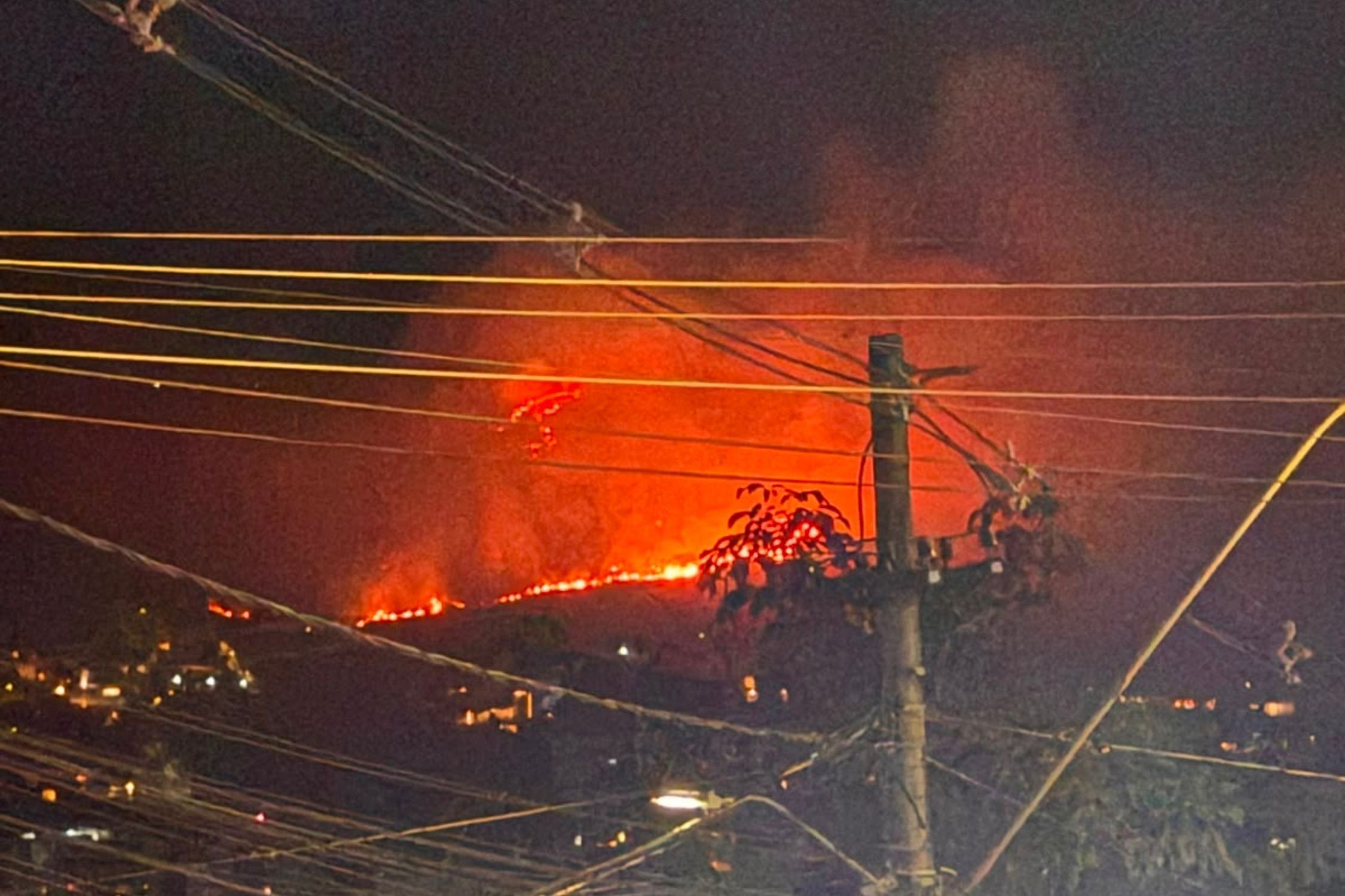 Incêndio atinge o bairro Buritis e assusta moradores da Região Oeste de BH