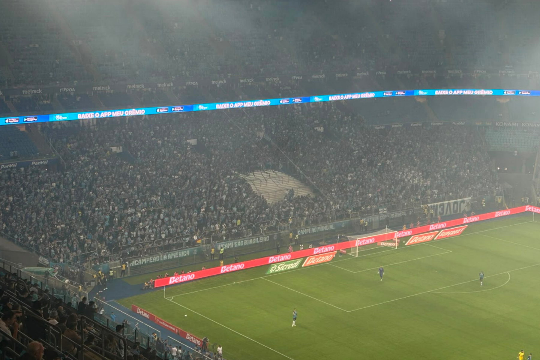 Organizada do Grêmio protesta no duelo com o Mirassol pela Copa do Brasil