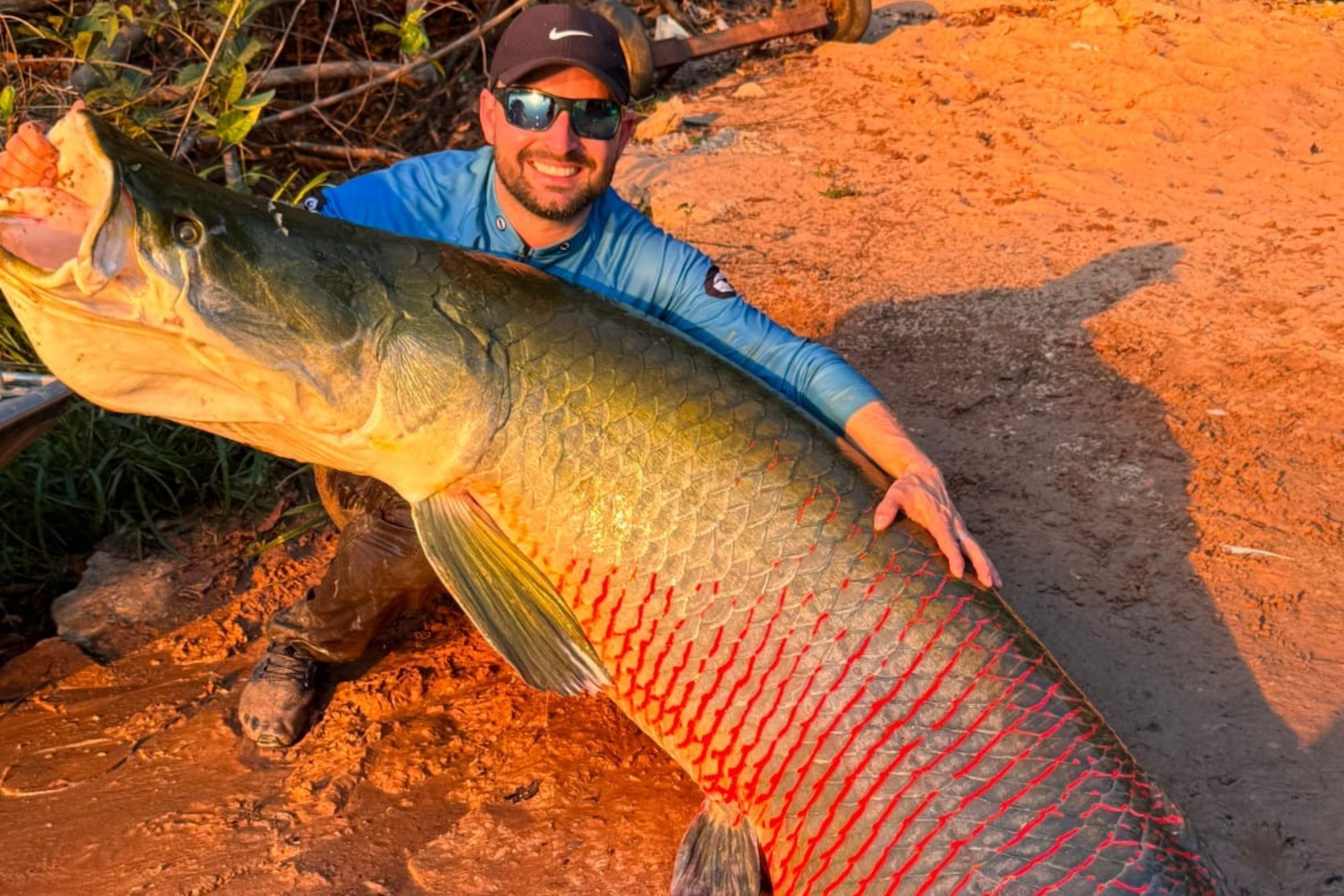 Pescador fisga pirarucu de 2,45 metros em caiaque no MT após viagem de 5 mil km