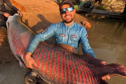 Pescador fisga pirarucu de 2,45 metros em caiaque no MT após viagem de 5 mil km