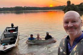 Pescador fisga pirarucu de 2,45 metros em caiaque no MT após viagem de 5 mil km