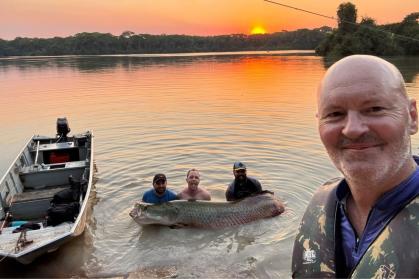 Pescador fisga pirarucu de 2,45 metros em caiaque no MT após viagem de 5 mil km