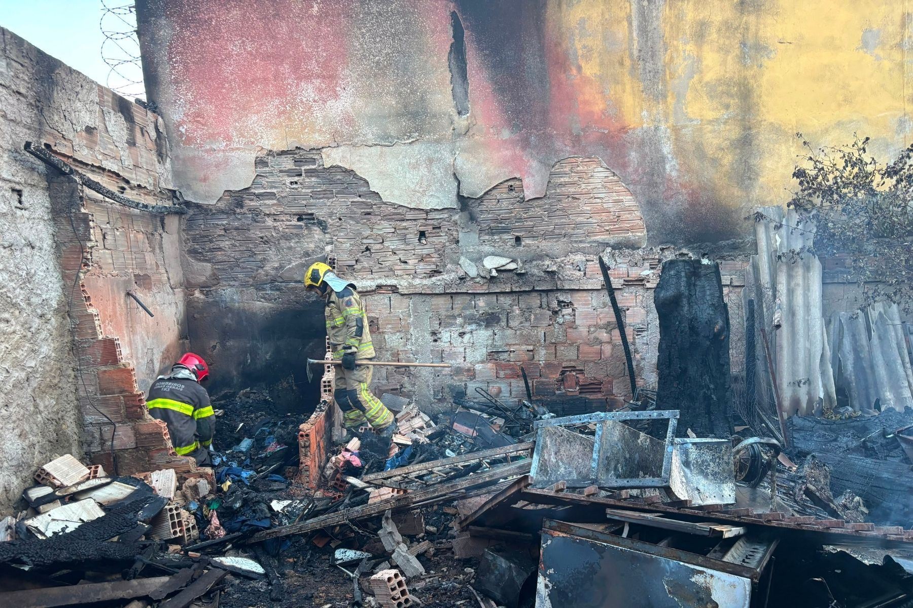 Casal coloca fogo em lixo no quintal de casa, e incêndio atinge barracão em BH