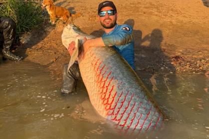 Pescador fisga pirarucu de 2,45 metros em caiaque no MT após viagem de 5 mil km