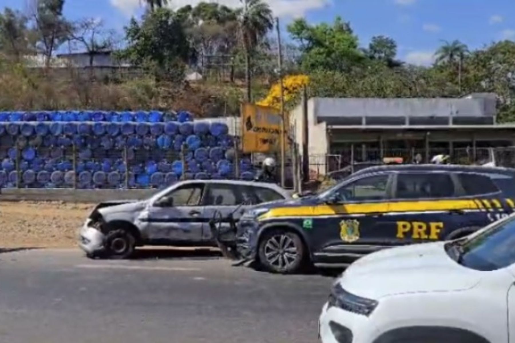 Perseguição com tiros em pneu e batida em viatura da PRF termina com suspeitos presos em BH