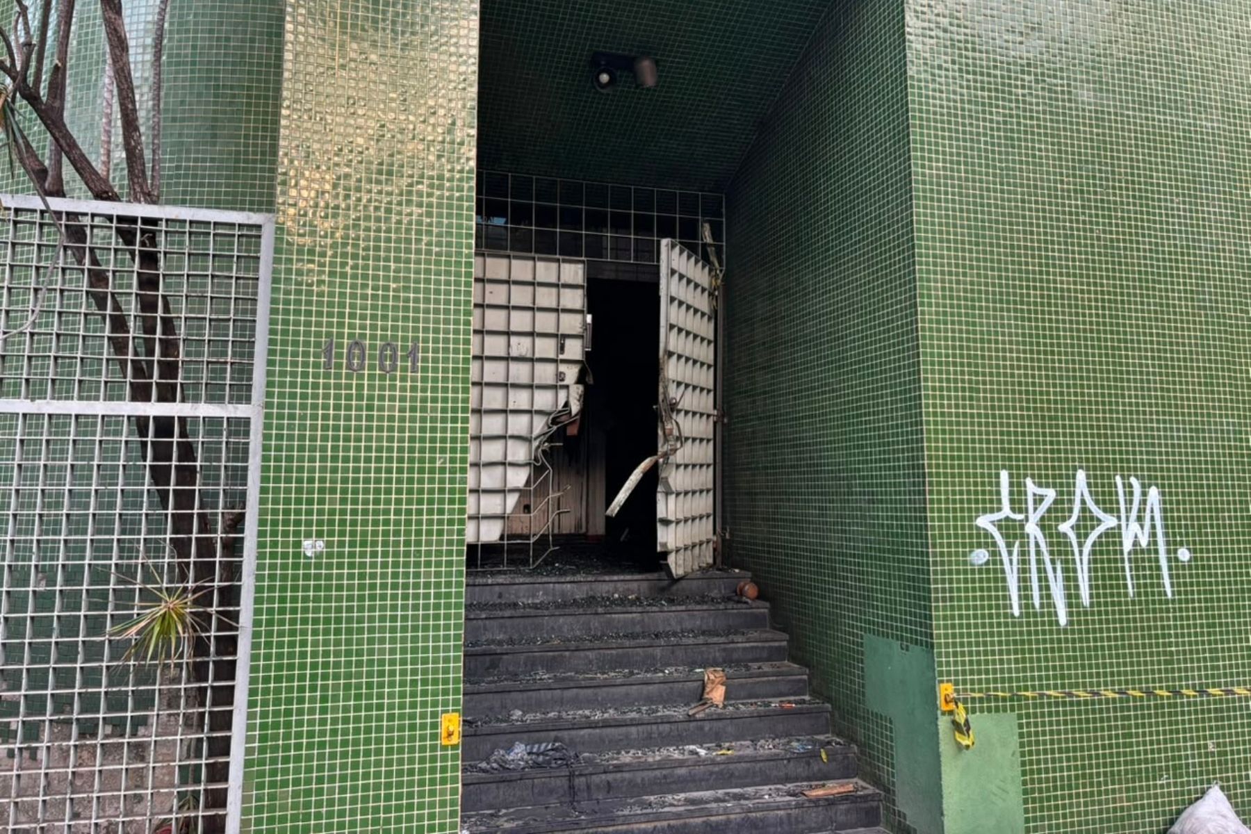 Moradores em situação de rua invadem prédio abandonado atingido por incêndio em BH