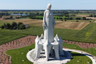 Maior que o Cristo Redentor: Polônia inaugura estátua da Virgem Maria com 55 metros