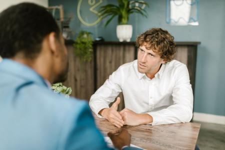 A psicologia revela quatro hábitos de quem mantém o olhar fixo em conversas