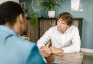 A psicologia revela quatro hábitos de quem mantém o olhar fixo em conversas