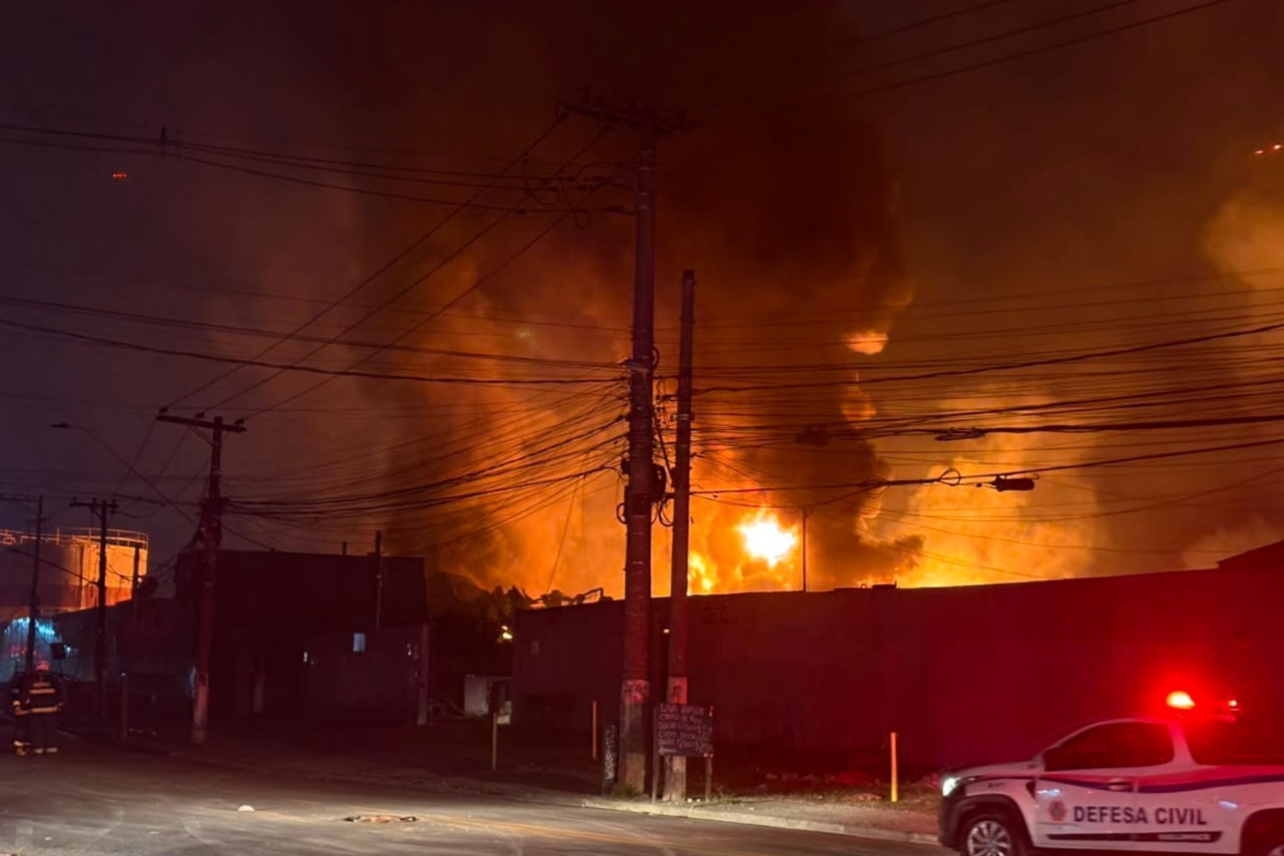 Incêndio em fábrica química mobiliza 100 bombeiros e deve atravessar a madrugada na Grande SP